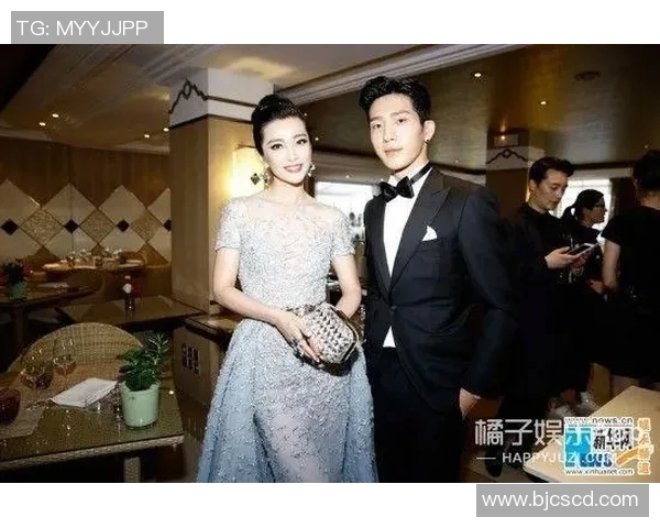 抖音美女与足球明星的亲密合影瞬间引发热议，网友纷纷点赞分享